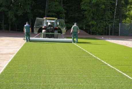 Ausrollen einer Hybridgrasmatte - Dienstleistung von EUROGREEN