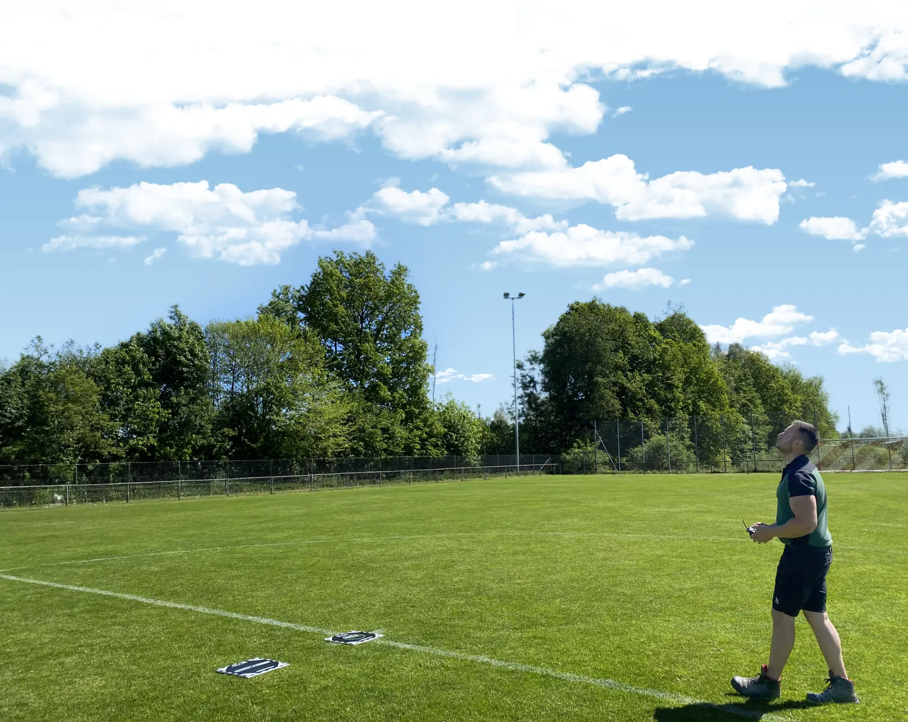 Drohnenflug über einen Fußballplatz